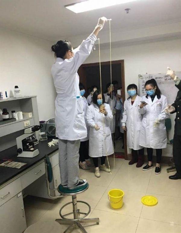 愛吃生肉惹的禍！男子體內(nèi)取出5米長寄生蟲(圖)