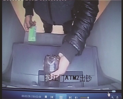 男子將可樂倒進(jìn)取款機(jī)。