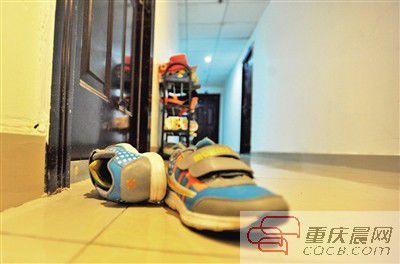 出事小孩的鞋子凌亂地?cái)[放在自家門前。