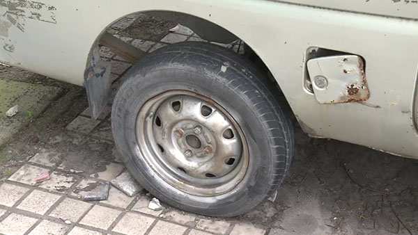 小面包車的輪胎已經(jīng)基本脫離了輪轂。