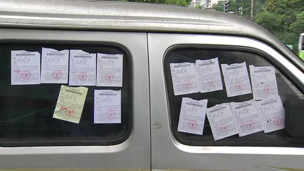 面包車上滿滿貼了14張罰單。