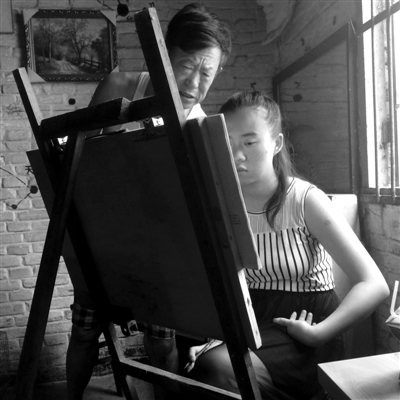 　女兒畫畫，父親在一旁指導(dǎo)