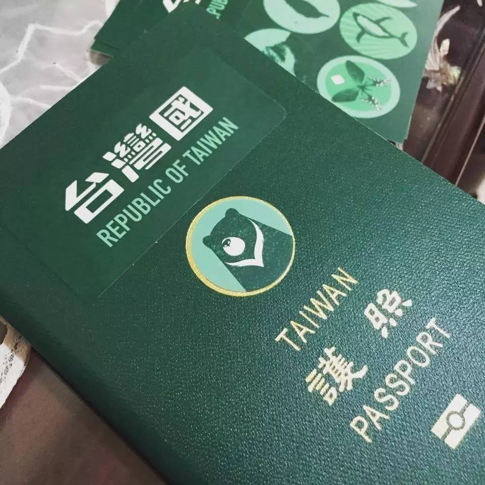 環(huán)環(huán)一直排在這個女孩后面，想看看日本入境官員如何處理這個令人啼笑皆非的所謂“臺灣國”。