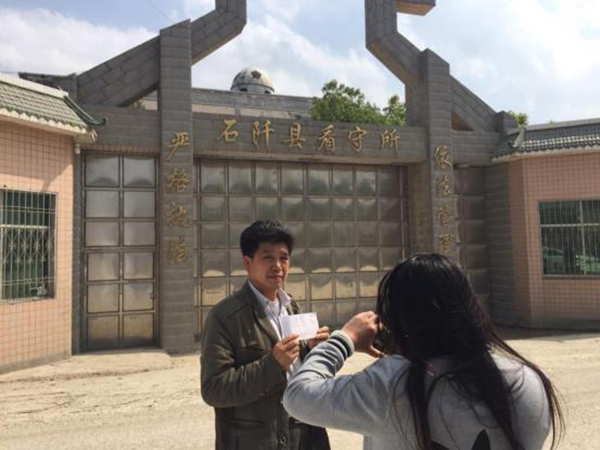 陳全松父親給看守所中的兒子交生活費。