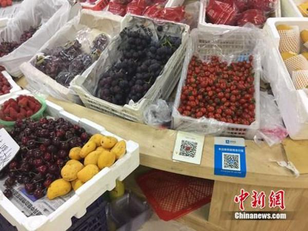 某水果攤，收款二維碼貼在顯眼位置。中新網 吳濤 攝