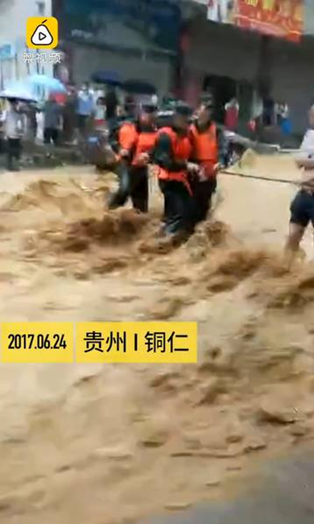 圖為6月24日，貴州銅仁多個(gè)區(qū)縣遭暴雨襲擊。
