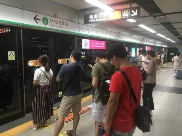 尷尬了！深圳地鐵首開(kāi)女性車廂 結(jié)果塞滿男乘客