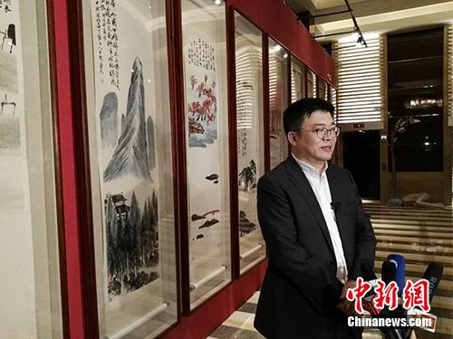 北京保利拍賣執(zhí)行董事趙旭在當晚接受采訪。<a target='_blank'  _fcksavedurl='http://www.chinanews.com/' _fcksavedurl='http://www.chinanews.com/' >中新網(wǎng)</a>記者 宋宇晟 攝