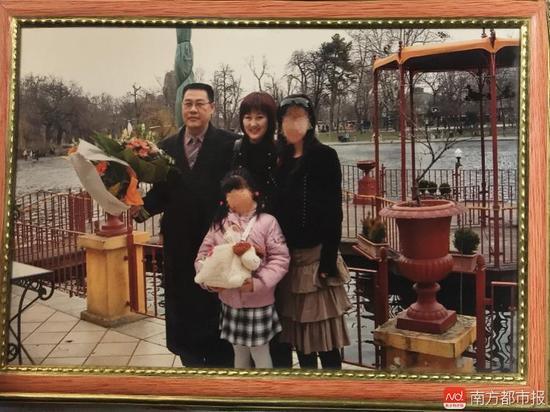 回國之前的張津華和王煥凱，兩個可愛的女兒，一家四口曾經(jīng)幸福的生活。