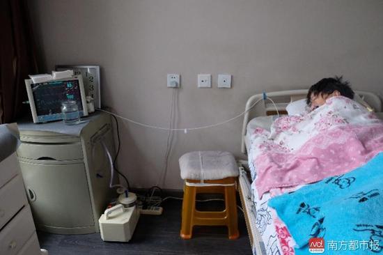 為了照顧張津華，家人把家里的房間變成了病房。氧氣管、心電圖、呼吸機、排痰機、鼻飼管、藥柜……（羅逸爵 攝）