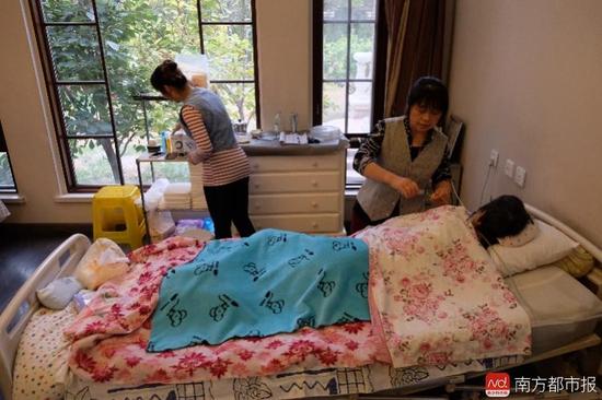 臥床九年不醒的張津華，家人雇傭了多名護工照顧，前后花了將近600萬。