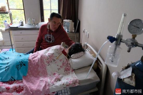 氧氣的轟隆聲，一刻不停地在這個家里“吵”了九年多。（羅逸爵 攝）