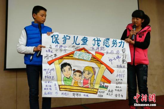 12月4日，由全國婦聯(lián)和聯(lián)合國兒童基金會在北京共同舉辦了“共同行動——停止對兒童暴力，促進兒童保護”的主題宣傳活動。圖為活動兒童代表以繪畫的形式說出他們的心聲。<a target='_blank'  _fcksavedurl='http://www.chinanews.com/'>中新社</a>發(fā) 富田 攝