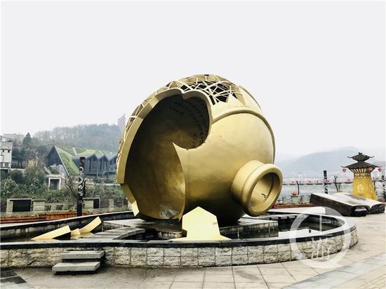 △茅臺鎮(zhèn)1915廣場著名的“壇碎”雕塑。