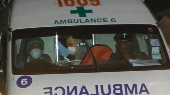 救護(hù)車帶著被救少年離開。（圖：EPA）