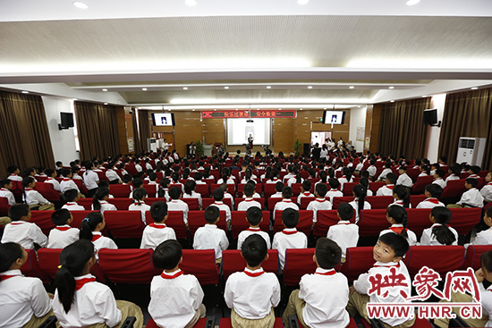 “快樂過(guò)暑期，安全數(shù)第一”系列活動(dòng)新聞發(fā)布會(huì)在河南省鄭州市天明路小學(xué)大禮堂舉辦
