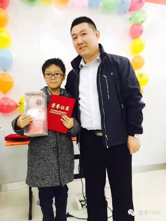 我是小小銀行家，來(lái)跟行長(zhǎng)合個(gè)影哦