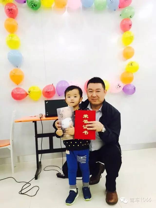 我是小小銀行家，來(lái)跟行長(zhǎng)合個(gè)影哦