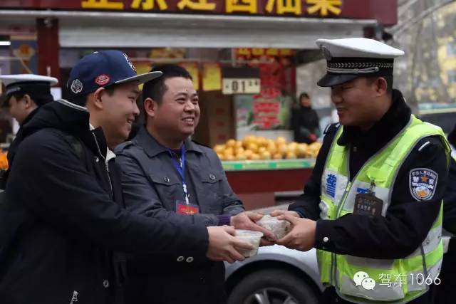 新華社攝影記者李博，也隨我們1066小分隊(duì)一路同行他也為我們記錄下了一幕幕溫暖的瞬間。