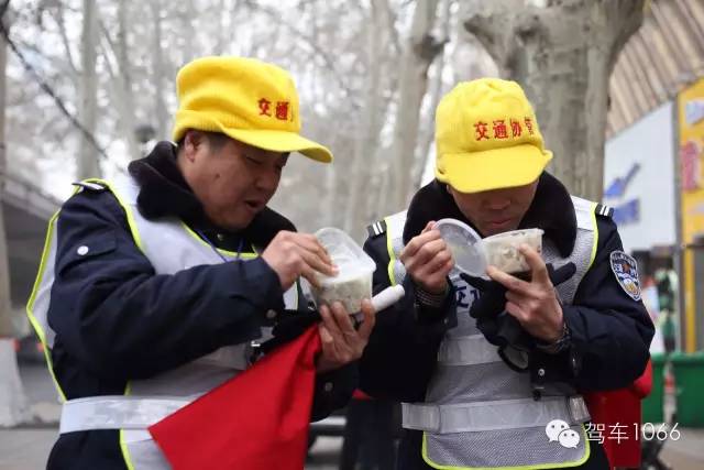 1066小分隊(duì)和志愿者來到金水路文化路，給這里執(zhí)勤的交警和協(xié)管送去暖心餃子。