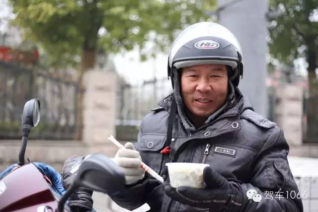 1066小分隊(duì)來到紫荊山（摩的司機(jī)、出租車司機(jī)、市民)，給他們送去餃子。