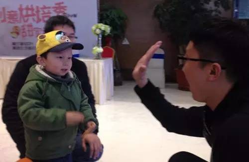 老楊你真心的是童心未泯啊，來，跟叔叔Give Me Five！