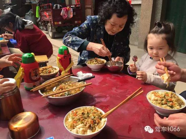 據(jù)說手搟面和柴雞蛋更配哦！