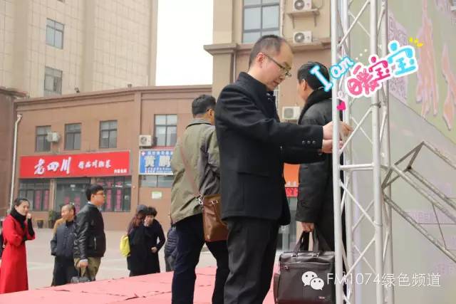寒江副總監(jiān)親力親為，事無巨細(xì)。偶像真是暖暖惹人愛呢！