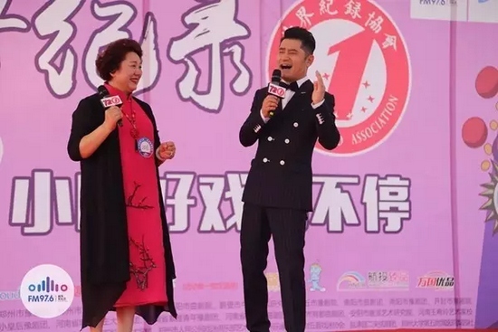 原來是關大帥哥的演唱，逗笑了全場觀眾