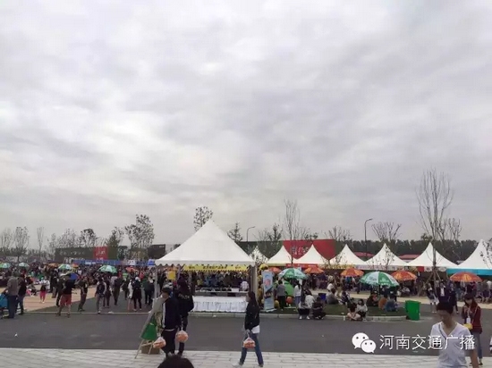 雖然天空已經(jīng)烏云密布，但大家的熱情絲毫不減！