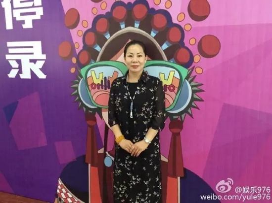 河南大愛劇團代表張艷紅講述自己帶領(lǐng)團里的演員參與挑戰(zhàn)的故事。
