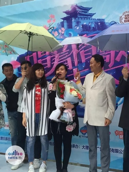 海波瞞著妻子，請來妻子的家人，耿梅驚喜感動，喜極而泣~