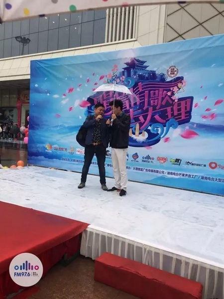 這位男士向遠在家鄉(xiāng)的妻子隔空表白，勇氣真是大大的，您對妻子的愛，已經(jīng)超越萬水千山。