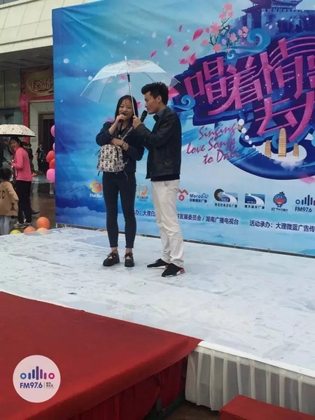 這是一位在校大學(xué)校，暗暗的喜歡純純的愛。