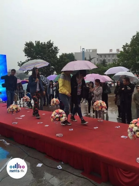 　　好友從屏幕后面走出來，他們特意從陜西、平頂山趕來為兩人送出祝福。