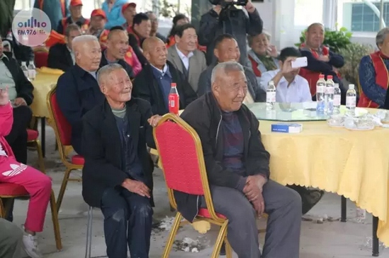 臺上展風(fēng)采，臺下笑開懷
