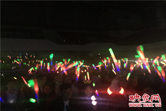 當(dāng)晚現(xiàn)場(chǎng)約2500個(gè)座位全場(chǎng)爆滿，還有全國(guó)各地歌迷會(huì)趕來(lái)的歌迷們。