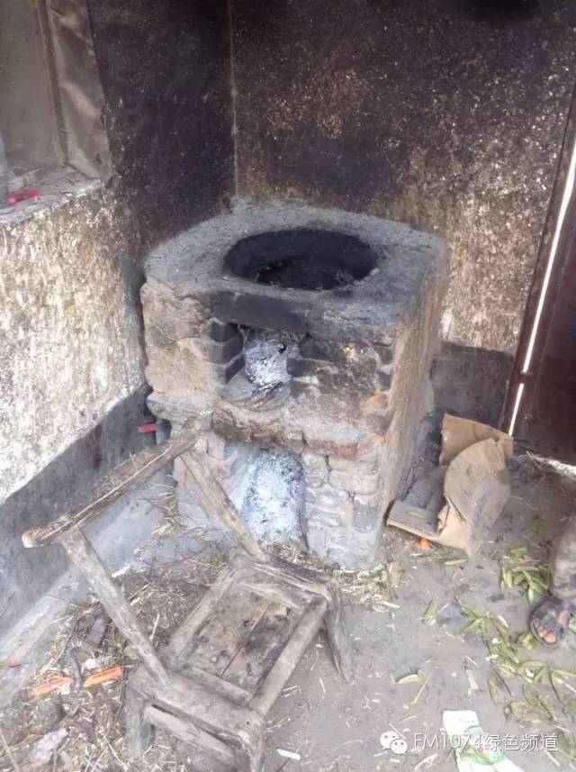 走訪另一個(gè)貧困家庭，進(jìn)去之后才知道什么是真正的一貧如洗、家徒四壁。