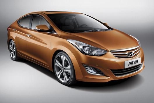 　　北京現(xiàn)代朗動分別搭載1.6L和1.8L兩種發(fā)動機，共7款車型?！傲黧w雕塑”設(shè)計理念持身的朗動看上
