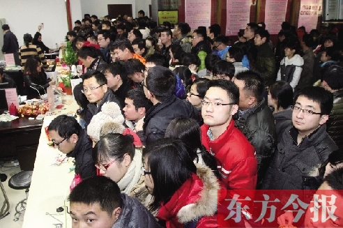 昨日上午，鄭州市金水區(qū)民政局婚姻登記處，領(lǐng)證的新人擠滿了辦證大廳
