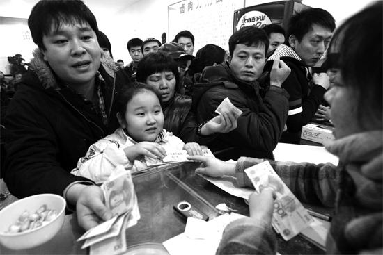 1月30日，李剛小面館收銀臺(tái)前，更多的市民大量買(mǎi)走“面卡”帶回家去