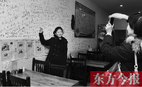 東方今報“一碗面的溫暖”還在延續(xù)，媒體和愛心人士的吃面接力熱情不減。