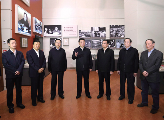 年11月29日，新一屆中共中央政治局常委到國家博物館參觀《復(fù)興之路》展覽時(shí)
