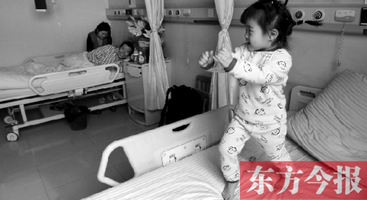 2月7日，春節(jié)前的第3天，雖然傷口很是疼痛，但3歲女兒可愛的“騎馬舞”是李剛最好的“止痛藥”