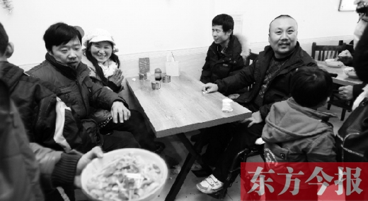 1月26日，坐著輪椅的袁海軍再次出現(xiàn)在李剛的面館，這次和他同來的是他的3位殘疾人朋友