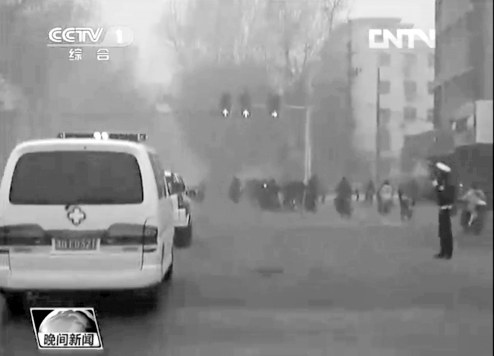 正值上下班高峰，交警調(diào)信號燈分流車輛