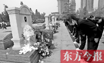 清明節(jié)，鄭州烈士陵園。學(xué)生在吉鴻昌烈士墓前鞠躬致禮