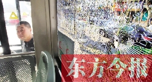 4月6日，鄭州市108路公交車一整塊車窗玻璃被鋼珠擊碎