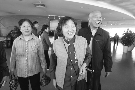 昨日，“尋訪百名共和國勞?！被顒舆x出的百位勞模免費游覽中原福塔