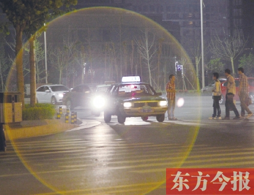 昨晚，鄭州火車(chē)東站，一些出租車(chē)?？吭诼愤叄?jiàn)到行人不時(shí)主動(dòng)搭訕 東方今報(bào)暗訪(fǎng)組 攝